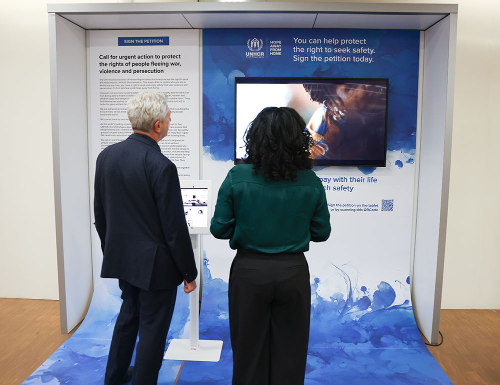 UNHCR HC visits the Global Wall of Solidarity 